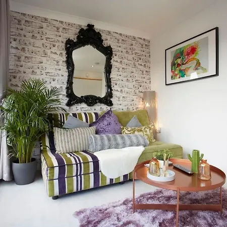 1 Bedroom Apartment, Leeds Stunning & Cosy Find! *
