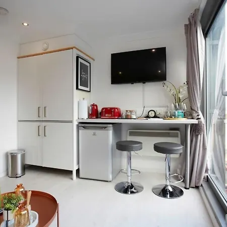 Apartment 1 Bedroom Apartment, Leeds Stunning & Cosy Find! *