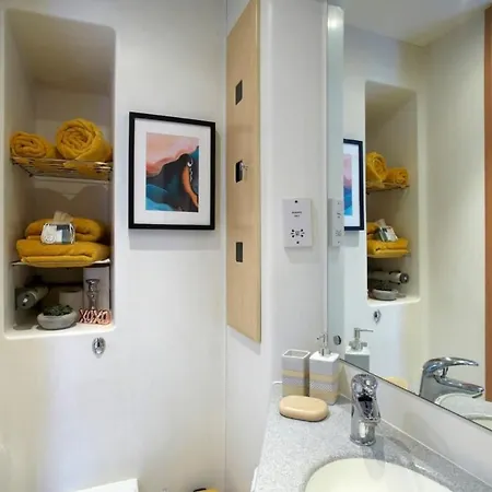 1 Bedroom Apartment, Leeds Stunning & Cosy Find! *