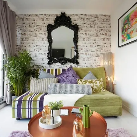 Apartment 1 Bedroom Apartment, Leeds Stunning & Cosy Find! *