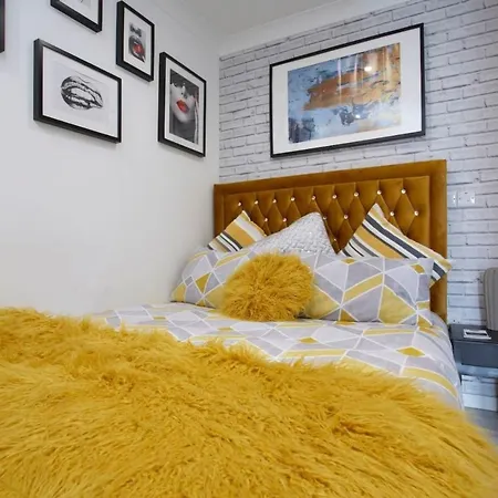 Apartment 1 Bedroom Apartment, Leeds Stunning & Cosy Find! *