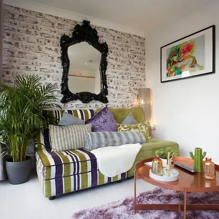 Apartment 1 Bedroom Apartment, Leeds Stunning & Cosy Find! *